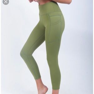 Zyia new with tags Capri leggings